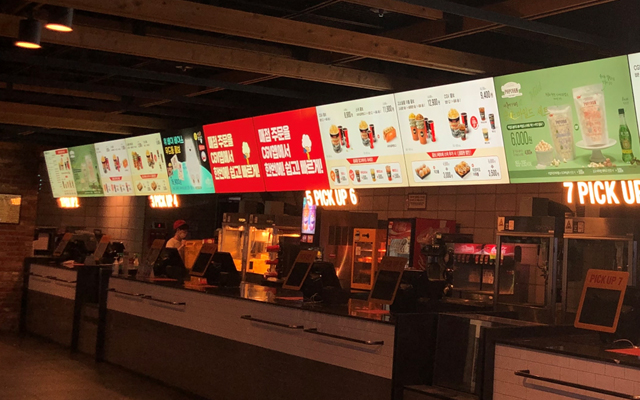용산 CGV 매점 상단에 가로로 이어진 디지털 메뉴보드
