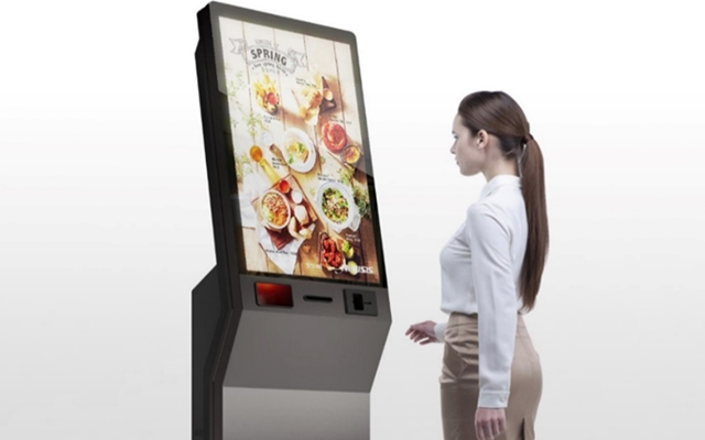 매장 통로에 설치된 다면 디지털 사이니지 진열대